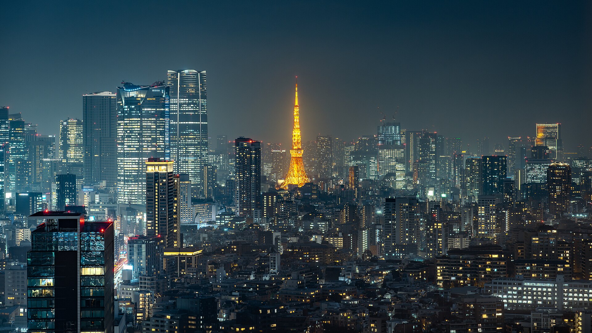 夜の東京タワーと街並み